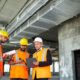 Operai in cantiere in Sardegna con DPI, lavorando in sicurezza