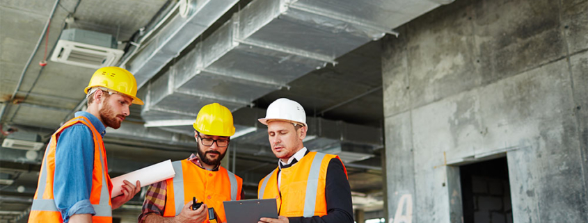 Operai in cantiere in Sardegna con DPI, lavorando in sicurezza
