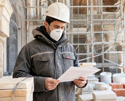 Lavoratore con mascherina protettiva in cantiere di restauro