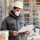 Lavoratore con mascherina protettiva in cantiere di restauro