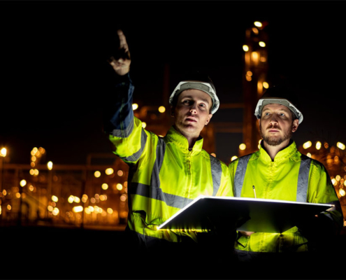 Due tecnici edili in Sardegna analizzano la sicurezza e la prevenzione rischi durante il turno di lavoro notturno in cantiere