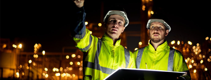 Due tecnici edili in Sardegna analizzano la sicurezza e la prevenzione rischi durante il turno di lavoro notturno in cantiere