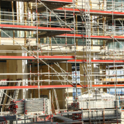 Ponteggio prefabbricato complesso montato a norma in un cantiere edile in Sardegna per la sicurezza sul lavoro