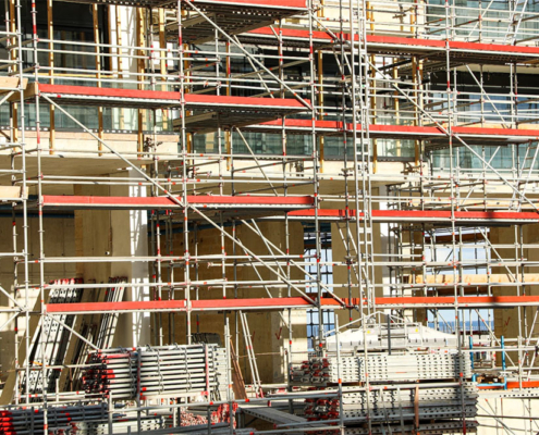 Ponteggio prefabbricato complesso montato a norma in un cantiere edile in Sardegna per la sicurezza sul lavoro