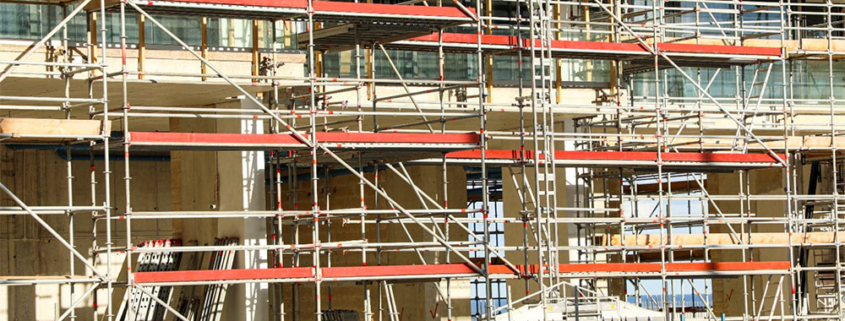 Ponteggio prefabbricato complesso montato a norma in un cantiere edile in Sardegna per la sicurezza sul lavoro