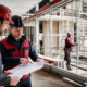 Audit di sicurezza in un cantiere edile con dispositivi di protezione individuale e professionisti al lavoro.