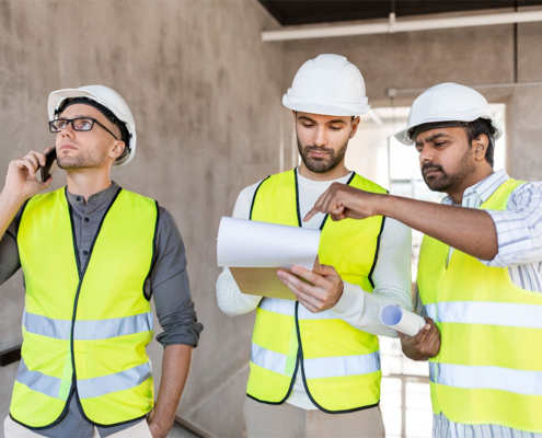 Tecnici in cantiere analizzano documentazione e rischi per la sicurezza sul lavoro
